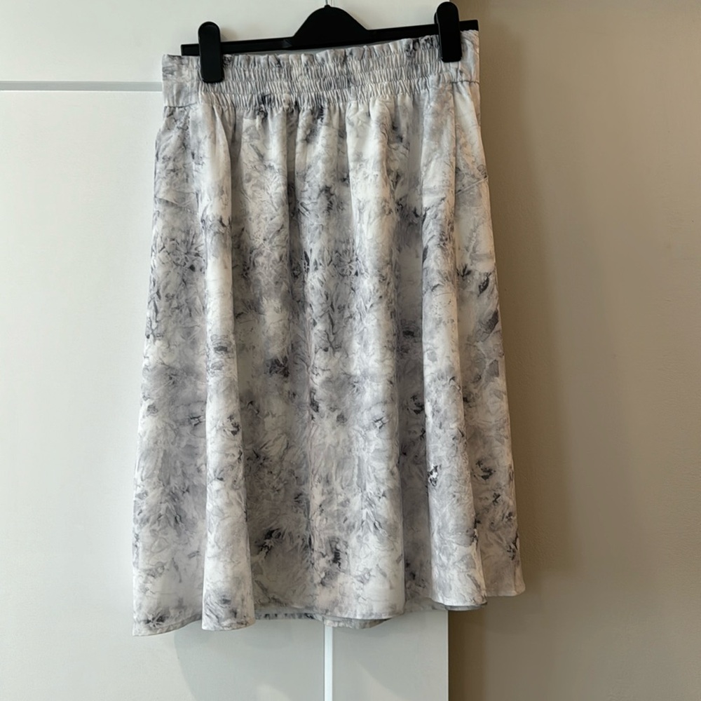Lululemon lightweight pull on super high-rise midi skirt